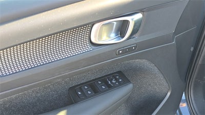 2022 Volvo XC40 R-Design