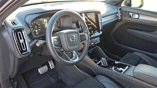 2022 Volvo XC40 R-Design