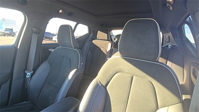 2022 Volvo XC40 R-Design