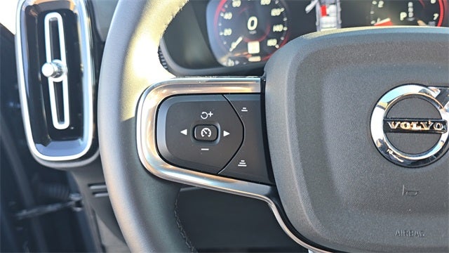 2022 Volvo XC40 R-Design