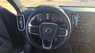 2022 Volvo XC40 R-Design