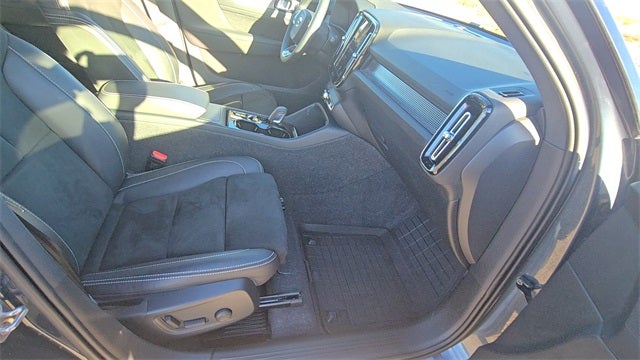 2022 Volvo XC40 R-Design